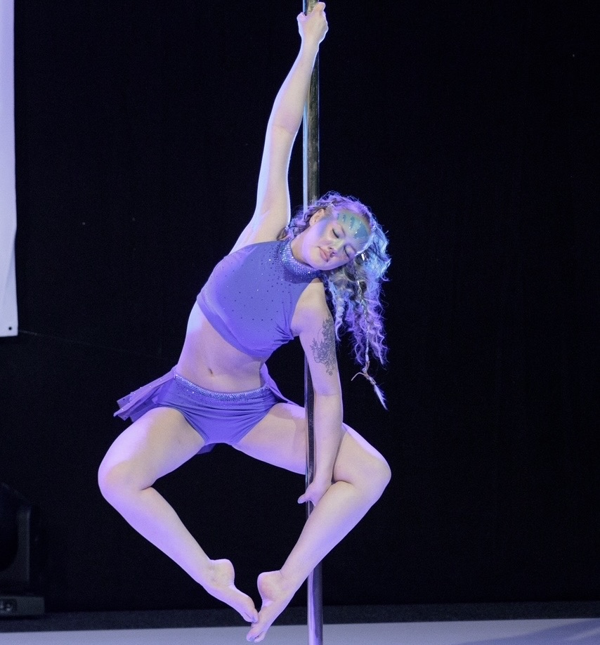 En elegant Pole Choreo Nivå1+ Musikal edition v.27-v.29, Måndagar kl 20:00-21:00 med naturligt utseende och känsla. Detaljerad utformning med realistiskt bladverk. 