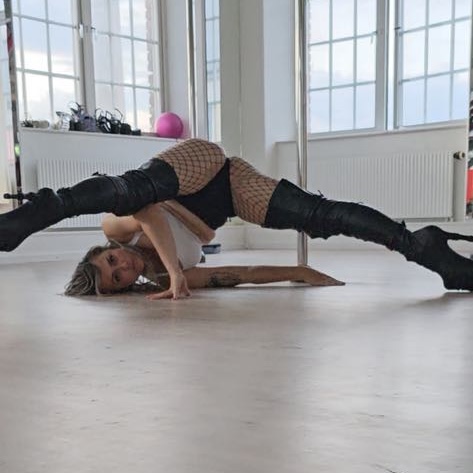 En elegant Summer vibes heels, v.20-v.23, Söndagar kl 18:15-19:30, tre tillfällen med naturligt utseende och känsla. Detaljerad utformning med realistiskt bladverk. 