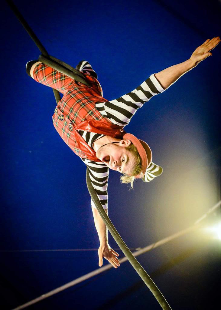 En elegant Workshop med Manuel Bojén i aerial rope, Torsdag 18 december kl 17:45-19:00 med naturligt utseende och känsla. Detaljerad utformning med realistiskt bladverk. 