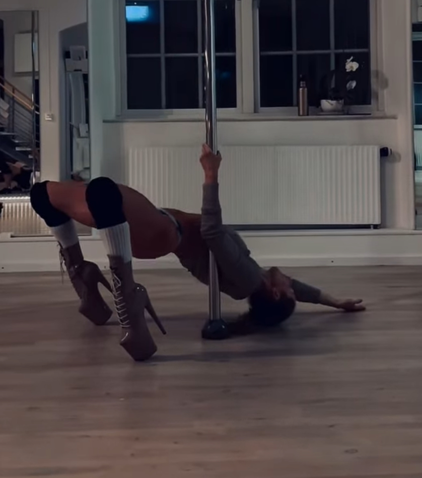 En elegant Workshop: Santas naughty girl, Fredag 26 december kl 17:30 med naturligt utseende och känsla. Detaljerad utformning med realistiskt bladverk. 