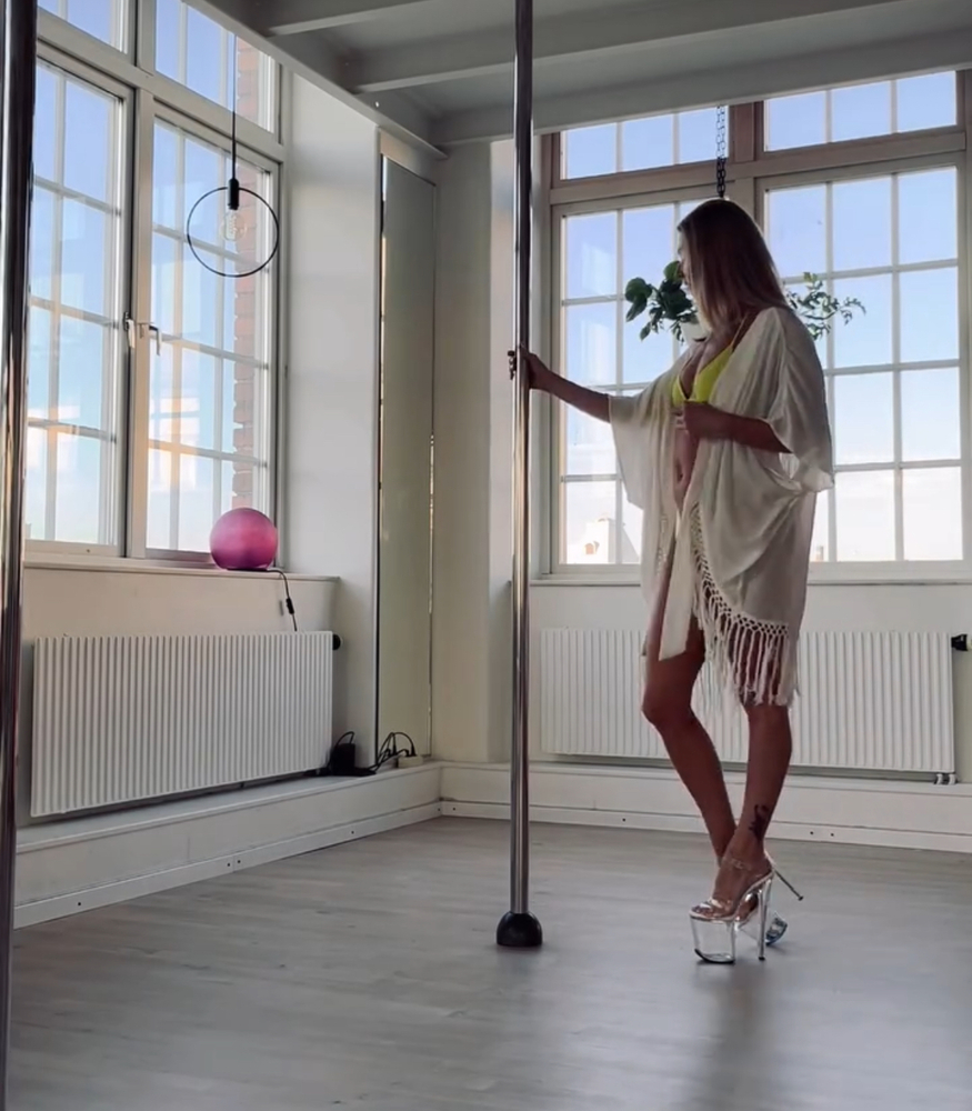 En elegant Workshop: Santas good girl, Fredag 26 december kl 16:00 med naturligt utseende och känsla. Detaljerad utformning med realistiskt bladverk. 