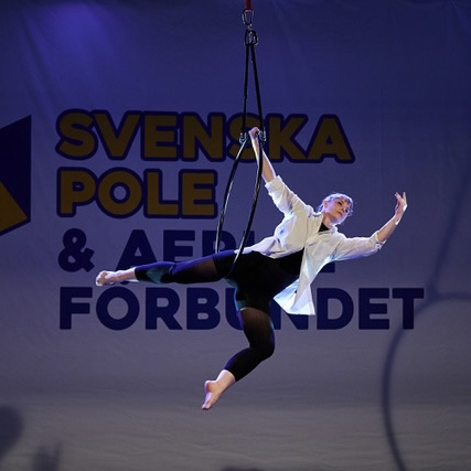 En elegant #2 Hoop! Alla vägar leder till Cradle workshop, Torsdag 3/7 kl 18:00-19:00 med naturligt utseende och känsla. Detaljerad utformning med realistiskt bladverk. 