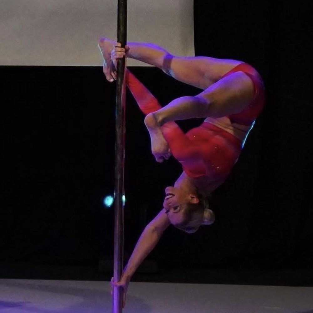 En elegant Pole pre Advanced, v.26-v.29, Måndagar 18:45-19:45, 4 tillfällen med naturligt utseende och känsla. Detaljerad utformning med realistiskt bladverk. 